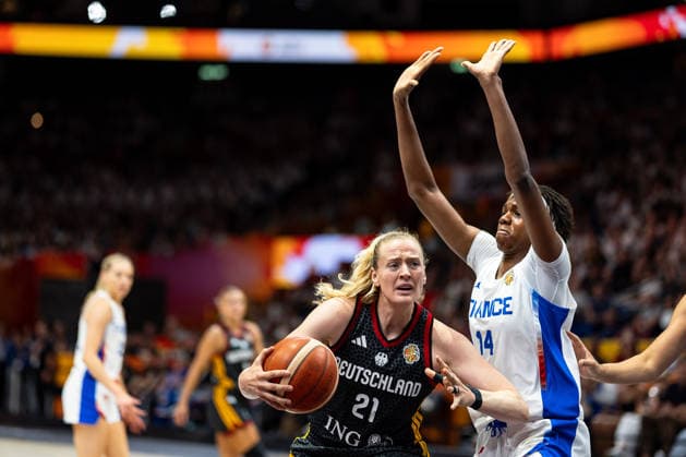 Marie Guelich (Deutschland, 21) im Dribbling, Dominique Malonga (Frankreich, 14), GER, Frankreich vs. Deutschland, Basketball, FIBA Women s World Cup 2026, Halbfinale, 12.09.2026 GER, Frankreich vs. Deutschland, Basketball, FIBA Women s World Cup 2026, Halbfinale, 12.09.2026 Berlin Copyright: xEibner-Pressefoto MaxxVincenx EP_MVN