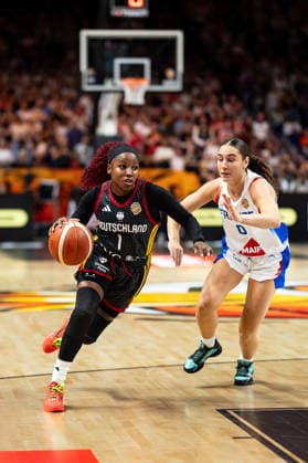 Alexis Peterson (Deutschland, 01) im Dribbling gegen Carla Leite (Frankreich, 00), GER, Frankreich vs. Deutschland, Basketball, FIBA Women s World Cup 2026, Halbfinale, 12.09.2026 GER, Frankreich vs. Deutschland, Basketball, FIBA Women s World Cup 2026, Halbfinale, 12.09.2026 Berlin Copyright: xEibner-Pressefoto MaxxVincenx EP_MVN