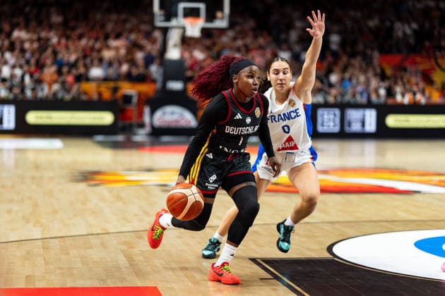 Alexis Peterson (Deutschland, 01) im Dribbling gegen Carla Leite (Frankreich, 00), GER, Frankreich vs. Deutschland, Basketball, FIBA Women s World Cup 2026, Halbfinale, 12.09.2026 GER, Frankreich vs. Deutschland, Basketball, FIBA Women s World Cup 2026, Halbfinale, 12.09.2026 Berlin Copyright: xEibner-Pressefoto MaxxVincenx EP_MVN