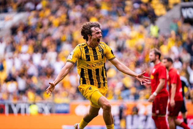 Louis Köster (Alemannia Aachen, 08) bejubelt das 1:0 durch Mika Schroers (Alemannia Aachen, 27) TSV Alemannia Aachen vs. SSV Jahn Regensburg, Fussball, 3. Liga, 5. Spieltag, Saison 2026 2027, 12.09.2026 DFB REGULATIONS PROHIBIT ANY USE OF PHOTOGRAPHS AS IMAGE SEQUENCES AND OR QUASI-VIDEO TSV Alemannia Aachen vs. SSV Jahn Regensburg, Fussball, 3. Liga, 5. Spieltag, Saison 2026 2027, 12.09.2026 Aachen Copyright: xEibner-Pressefoto J.xDerondeaux EP_JDU
