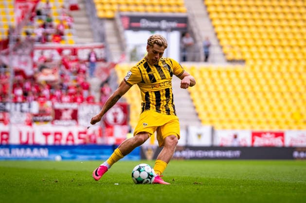 Freistoss von Jonas Oehmichen (Alemannia Aachen, 44) TSV Alemannia Aachen vs. SSV Jahn Regensburg, Fussball, 3. Liga, 5. Spieltag, Saison 2026 2027, 12.09.2026 DFB REGULATIONS PROHIBIT ANY USE OF PHOTOGRAPHS AS IMAGE SEQUENCES AND OR QUASI-VIDEO TSV Alemannia Aachen vs. SSV Jahn Regensburg, Fussball, 3. Liga, 5. Spieltag, Saison 2026 2027, 12.09.2026 Aachen Copyright: xEibner-Pressefoto J.xDerondeaux EP_JDU