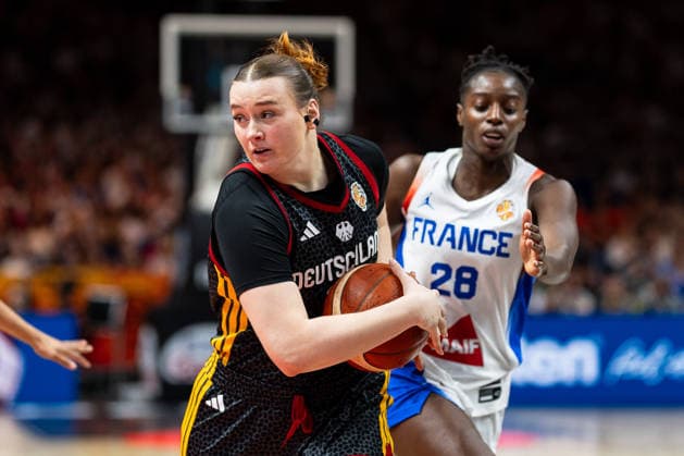 Lina Sontag (Deutschland, 24) im Dribbling, Migna Toure (Frankreich, 28), GER, Frankreich vs. Deutschland, Basketball, FIBA Women s World Cup 2026, Halbfinale, 12.09.2026 GER, Frankreich vs. Deutschland, Basketball, FIBA Women s World Cup 2026, Halbfinale, 12.09.2026 Berlin Copyright: xEibner-Pressefoto MaxxVincenx EP_MVN
