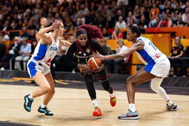 Alexis Peterson (Deutschland, 01) im Dribbling, Carla Leite (Frankreich, 00), Valeriane Ayayi (Frankreich, 11), GER, Frankreich vs. Deutschland, Basketball, FIBA Women s World Cup 2026, Halbfinale, 12.09.2026 GER, Frankreich vs. Deutschland, Basketball, FIBA Women s World Cup 2026, Halbfinale, 12.09.2026 Berlin Copyright: xEibner-Pressefoto MaxxVincenx EP_MVN