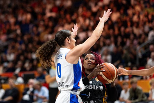 Alexis Peterson (Deutschland, 01) im Dribbling, Carla Leite (Frankreich, 00), GER, Frankreich vs. Deutschland, Basketball, FIBA Women s World Cup 2026, Halbfinale, 12.09.2026 GER, Frankreich vs. Deutschland, Basketball, FIBA Women s World Cup 2026, Halbfinale, 12.09.2026 Berlin Copyright: xEibner-Pressefoto MaxxVincenx EP_MVN