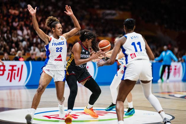 FIBA Women™s Basketball World Cup 2026: Frankreich vs. Deutschland, 12.09.2026 Marieme Badiane (Frankreich, 22), Nyara Sabally (Deutschland, 8), Valeriane Ayayi (Frankreich, 11); Basketball, FIBA Women™s Basketball World Cup 2026, Final Phase, Halbfinale: Frankreich vs. Deutschland am 12.09.2026 in der Uber Arena, Berlin Copyright: xBEAUTIFULxSPORTS Tonhäuserx