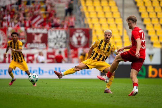 Lukas Scepanik (Alemannia Aachen, 07) versucht den Ball zu blocken TSV Alemannia Aachen vs. SSV Jahn Regensburg, Fussball, 3. Liga, 5. Spieltag, Saison 2026 2027, 12.09.2026 DFB REGULATIONS PROHIBIT ANY USE OF PHOTOGRAPHS AS IMAGE SEQUENCES AND OR QUASI-VIDEO TSV Alemannia Aachen vs. SSV Jahn Regensburg, Fussball, 3. Liga, 5. Spieltag, Saison 2026 2027, 12.09.2026 Aachen Copyright: xEibner-Pressefoto J.xDerondeaux EP_JDU