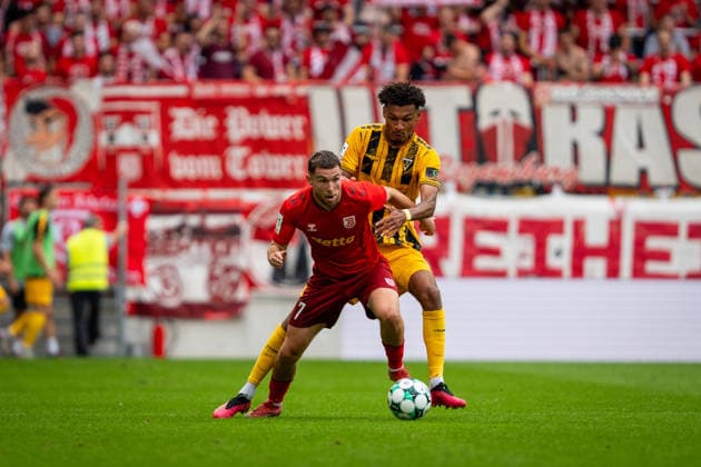 Joel da Silva Kiala (Alemannia Aachen, 37) gegen Oscar Schoenfelder (SSV Jahn Regensburg, 07) TSV Alemannia Aachen vs. SSV Jahn Regensburg, Fussball, 3. Liga, 5. Spieltag, Saison 2026 2027, 12.09.2026 DFB REGULATIONS PROHIBIT ANY USE OF PHOTOGRAPHS AS IMAGE SEQUENCES AND OR QUASI-VIDEO TSV Alemannia Aachen vs. SSV Jahn Regensburg, Fussball, 3. Liga, 5. Spieltag, Saison 2026 2027, 12.09.2026 Aachen Copyright: xEibner-Pressefoto J.xDerondeaux EP_JDU