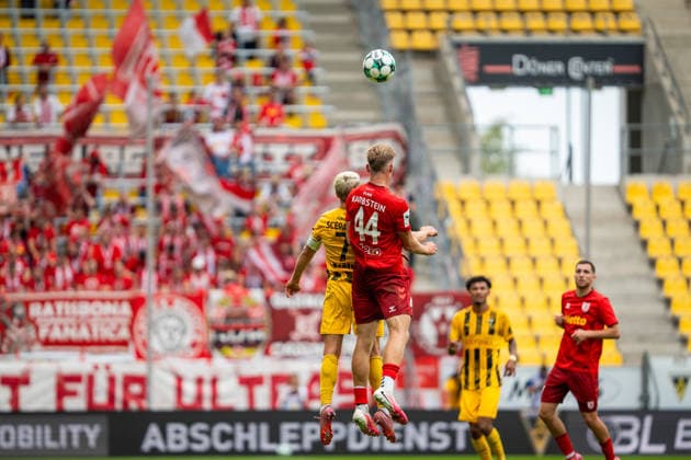 Kopfballduell zwischen Malte Karbstein (SSV Jahn Regensburg, 44) und Lukas Scepanik (Alemannia Aachen, 07) TSV Alemannia Aachen vs. SSV Jahn Regensburg, Fussball, 3. Liga, 5. Spieltag, Saison 2026 2027, 12.09.2026 DFB REGULATIONS PROHIBIT ANY USE OF PHOTOGRAPHS AS IMAGE SEQUENCES AND OR QUASI-VIDEO TSV Alemannia Aachen vs. SSV Jahn Regensburg, Fussball, 3. Liga, 5. Spieltag, Saison 2026 2027, 12.09.2026 Aachen Copyright: xEibner-Pressefoto J.xDerondeaux EP_JDU