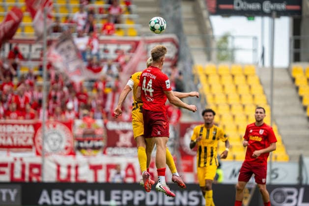 Kopfballduell zwischen Malte Karbstein (SSV Jahn Regensburg, 44) und Lukas Scepanik (Alemannia Aachen, 07) TSV Alemannia Aachen vs. SSV Jahn Regensburg, Fussball, 3. Liga, 5. Spieltag, Saison 2026 2027, 12.09.2026 DFB REGULATIONS PROHIBIT ANY USE OF PHOTOGRAPHS AS IMAGE SEQUENCES AND OR QUASI-VIDEO TSV Alemannia Aachen vs. SSV Jahn Regensburg, Fussball, 3. Liga, 5. Spieltag, Saison 2026 2027, 12.09.2026 Aachen Copyright: xEibner-Pressefoto J.xDerondeaux EP_JDU