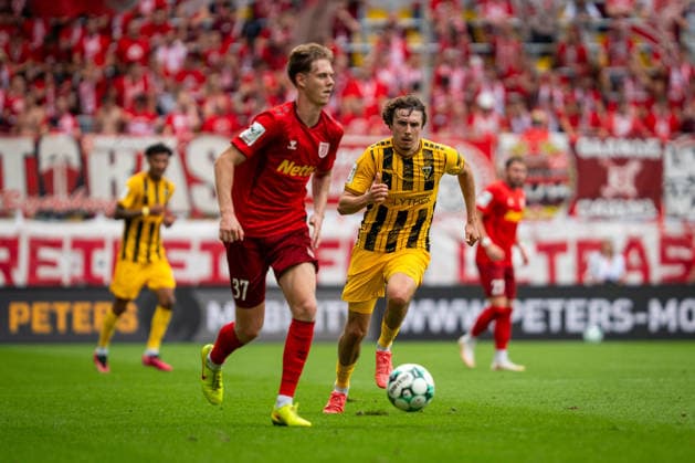 Louis Köster (Alemannia Aachen, 08) hinter Leopold Wurm (SSV Jahn Regensburg, 37) TSV Alemannia Aachen vs. SSV Jahn Regensburg, Fussball, 3. Liga, 5. Spieltag, Saison 2026 2027, 12.09.2026 DFB REGULATIONS PROHIBIT ANY USE OF PHOTOGRAPHS AS IMAGE SEQUENCES AND OR QUASI-VIDEO TSV Alemannia Aachen vs. SSV Jahn Regensburg, Fussball, 3. Liga, 5. Spieltag, Saison 2026 2027, 12.09.2026 Aachen Copyright: xEibner-Pressefoto J.xDerondeaux EP_JDU