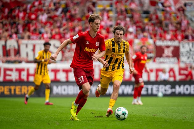 Louis Köster (Alemannia Aachen, 08) hinter Leopold Wurm (SSV Jahn Regensburg, 37) TSV Alemannia Aachen vs. SSV Jahn Regensburg, Fussball, 3. Liga, 5. Spieltag, Saison 2026 2027, 12.09.2026 DFB REGULATIONS PROHIBIT ANY USE OF PHOTOGRAPHS AS IMAGE SEQUENCES AND OR QUASI-VIDEO TSV Alemannia Aachen vs. SSV Jahn Regensburg, Fussball, 3. Liga, 5. Spieltag, Saison 2026 2027, 12.09.2026 Aachen Copyright: xEibner-Pressefoto J.xDerondeaux EP_JDU