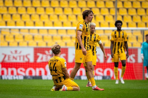 Jonas Oehmichen (Alemannia Aachen, 44) nach einem Foul am Boden TSV Alemannia Aachen vs. SSV Jahn Regensburg, Fussball, 3. Liga, 5. Spieltag, Saison 2026 2027, 12.09.2026 DFB REGULATIONS PROHIBIT ANY USE OF PHOTOGRAPHS AS IMAGE SEQUENCES AND OR QUASI-VIDEO TSV Alemannia Aachen vs. SSV Jahn Regensburg, Fussball, 3. Liga, 5. Spieltag, Saison 2026 2027, 12.09.2026 Aachen Copyright: xEibner-Pressefoto J.xDerondeaux EP_JDU