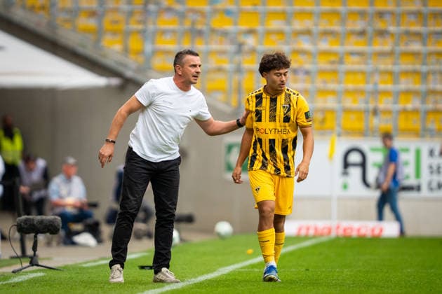 Mersad Selimbegovic (Alemannia Aachen, Chef-Trainer) mit Anweisungen an Justin von der Hitz (Alemannia Aachen, 30) TSV Alemannia Aachen vs. SSV Jahn Regensburg, Fussball, 3. Liga, 5. Spieltag, Saison 2026 2027, 12.09.2026 DFB REGULATIONS PROHIBIT ANY USE OF PHOTOGRAPHS AS IMAGE SEQUENCES AND OR QUASI-VIDEO TSV Alemannia Aachen vs. SSV Jahn Regensburg, Fussball, 3. Liga, 5. Spieltag, Saison 2026 2027, 12.09.2026 Aachen Copyright: xEibner-Pressefoto J.xDerondeaux EP_JDU