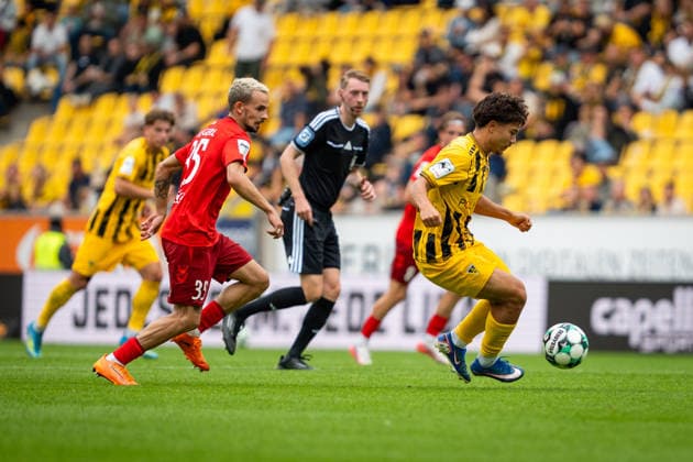 Justin von der Hitz (Alemannia Aachen, 30) am Ball TSV Alemannia Aachen vs. SSV Jahn Regensburg, Fussball, 3. Liga, 5. Spieltag, Saison 2026 2027, 12.09.2026 DFB REGULATIONS PROHIBIT ANY USE OF PHOTOGRAPHS AS IMAGE SEQUENCES AND OR QUASI-VIDEO TSV Alemannia Aachen vs. SSV Jahn Regensburg, Fussball, 3. Liga, 5. Spieltag, Saison 2026 2027, 12.09.2026 Aachen Copyright: xEibner-Pressefoto J.xDerondeaux EP_JDU