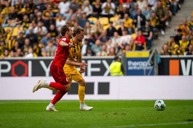 Felix Strauss (SSV Jahn Regensburg, 04) im Duell mit Mika Schroers (Alemannia Aachen, 27) TSV Alemannia Aachen vs. SSV Jahn Regensburg, Fussball, 3. Liga, 5. Spieltag, Saison 2026 2027, 12.09.2026 DFB REGULATIONS PROHIBIT ANY USE OF PHOTOGRAPHS AS IMAGE SEQUENCES AND OR QUASI-VIDEO TSV Alemannia Aachen vs. SSV Jahn Regensburg, Fussball, 3. Liga, 5. Spieltag, Saison 2026 2027, 12.09.2026 Aachen Copyright: xEibner-Pressefoto J.xDerondeaux EP_JDU
