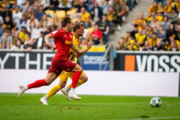 Felix Strauss (SSV Jahn Regensburg, 04) im Duell mit Mika Schroers (Alemannia Aachen, 27) TSV Alemannia Aachen vs. SSV Jahn Regensburg, Fussball, 3. Liga, 5. Spieltag, Saison 2026 2027, 12.09.2026 DFB REGULATIONS PROHIBIT ANY USE OF PHOTOGRAPHS AS IMAGE SEQUENCES AND OR QUASI-VIDEO TSV Alemannia Aachen vs. SSV Jahn Regensburg, Fussball, 3. Liga, 5. Spieltag, Saison 2026 2027, 12.09.2026 Aachen Copyright: xEibner-Pressefoto J.xDerondeaux EP_JDU
