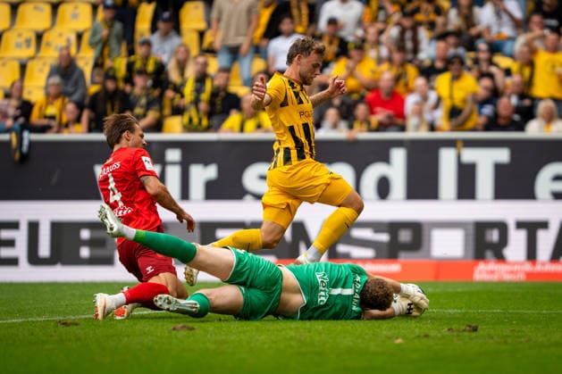 Mika Schroers (Alemannia Aachen, 27) geht an Hannes Hermann (SSV Jahn Regensburg, 01) vorbei TSV Alemannia Aachen vs. SSV Jahn Regensburg, Fussball, 3. Liga, 5. Spieltag, Saison 2026 2027, 12.09.2026 DFB REGULATIONS PROHIBIT ANY USE OF PHOTOGRAPHS AS IMAGE SEQUENCES AND OR QUASI-VIDEO TSV Alemannia Aachen vs. SSV Jahn Regensburg, Fussball, 3. Liga, 5. Spieltag, Saison 2026 2027, 12.09.2026 Aachen Copyright: xEibner-Pressefoto J.xDerondeaux EP_JDU