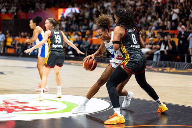 Marieme Badiane (Frankreich, 22) im Dribbling gegen Nyara Sabally (Deutschland, 08), GER, Frankreich vs. Deutschland, Basketball, FIBA Women s World Cup 2026, Halbfinale, 12.09.2026 GER, Frankreich vs. Deutschland, Basketball, FIBA Women s World Cup 2026, Halbfinale, 12.09.2026 Berlin Copyright: xEibner-Pressefoto MaxxVincenx EP_MVN
