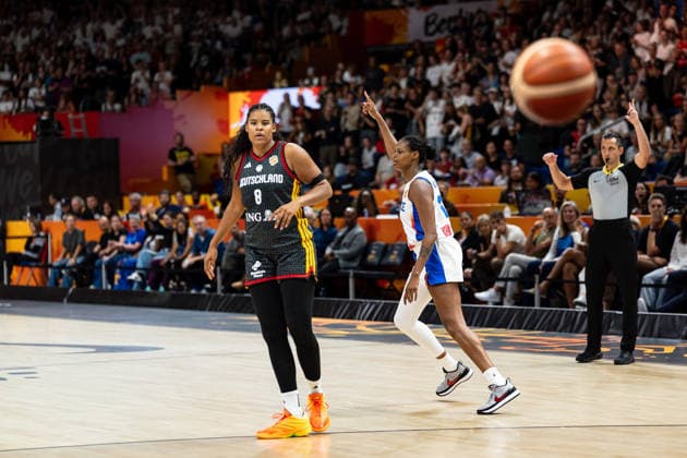 Valeriane Ayayi (Frankreich, 11) jubelt Jubel, Nyara Sabally (Deutschland, 08) enttaeuscht Enttaeuschung, GER, Frankreich vs. Deutschland, Basketball, FIBA Women s World Cup 2026, Halbfinale, 12.09.2026 GER, Frankreich vs. Deutschland, Basketball, FIBA Women s World Cup 2026, Halbfinale, 12.09.2026 Berlin Copyright: xEibner-Pressefoto MaxxVincenx EP_MVN
