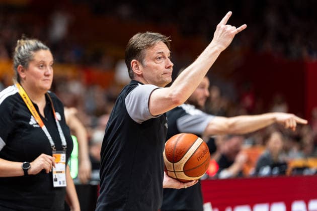 Olaf Lange (Deutschland, Trainer) gibt Spieler Anweisungen, GER, Frankreich vs. Deutschland, Basketball, FIBA Women s World Cup 2026, Halbfinale, 12.09.2026 GER, Frankreich vs. Deutschland, Basketball, FIBA Women s World Cup 2026, Halbfinale, 12.09.2026 Berlin Copyright: xEibner-Pressefoto MaxxVincenx EP_MVN
