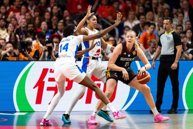 Marie Guelich (Deutschland, 21) im Dribbling gegen Dominique Malonga (Frankreich, 14) und Janelle Salaun (Frankreich, 13), GER, Frankreich vs. Deutschland, Basketball, FIBA Women s World Cup 2026, Halbfinale, 12.09.2026 GER, Frankreich vs. Deutschland, Basketball, FIBA Women s World Cup 2026, Halbfinale, 12.09.2026 Berlin Copyright: xEibner-Pressefoto MaxxVincenx EP_MVN
