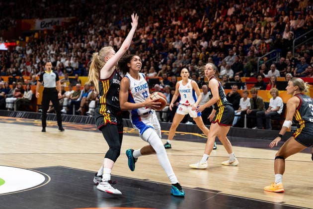Janelle Salaun (Frankreich, 13) im Dribbling gegen Frieda Buehner (Deutschland, 20), GER, Frankreich vs. Deutschland, Basketball, FIBA Women s World Cup 2026, Halbfinale, 12.09.2026 GER, Frankreich vs. Deutschland, Basketball, FIBA Women s World Cup 2026, Halbfinale, 12.09.2026 Berlin Copyright: xEibner-Pressefoto MaxxVincenx EP_MVN