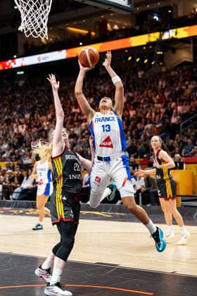 Janelle Salaun (Frankreich, 13) beim Korbleger gegen Frieda Buehner (Deutschland, 20), GER, Frankreich vs. Deutschland, Basketball, FIBA Women s World Cup 2026, Halbfinale, 12.09.2026 GER, Frankreich vs. Deutschland, Basketball, FIBA Women s World Cup 2026, Halbfinale, 12.09.2026 Berlin Copyright: xEibner-Pressefoto MaxxVincenx EP_MVN