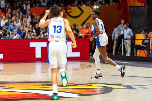 Janelle Salaun (Frankreich, 13) und Valeriane Ayayi (Frankreich, 11) jubelt Jubel, GER, Frankreich vs. Deutschland, Basketball, FIBA Women s World Cup 2026, Halbfinale, 12.09.2026 GER, Frankreich vs. Deutschland, Basketball, FIBA Women s World Cup 2026, Halbfinale, 12.09.2026 Berlin Copyright: xEibner-Pressefoto MaxxVincenx EP_MVN