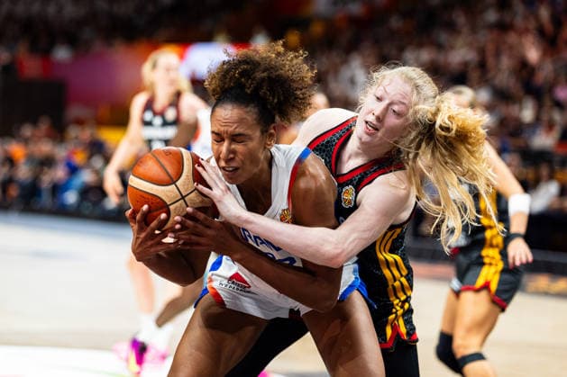 Frieda Buehner (Deutschland, 20) im Zweikampf, Kampf um den Ball mit Marieme Badiane (Frankreich, 22), GER, Frankreich vs. Deutschland, Basketball, FIBA Women s World Cup 2026, Halbfinale, 12.09.2026 GER, Frankreich vs. Deutschland, Basketball, FIBA Women s World Cup 2026, Halbfinale, 12.09.2026 Berlin Copyright: xEibner-Pressefoto MaxxVincenx EP_MVN
