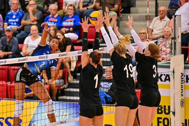 Volleyball Testspiel Allianz MTV Stuttgart vs VC Kanti Schaffhausen 12.09.2026 Testspiel, Volleyball, Damen, Saison 2026 2027, Allianz MTV Stuttgart (in Blau), gegen VC Kanti Schaffhausen (CH, schwarz), Leilani Slacanin im Angriff gegen den Schweizer Dreierblock aus 1 Ava Palm, 19 Anna Hartig, 3 Sydney Cole, Copyright: xBEAUTIFULxSPORTS TomxBlochx