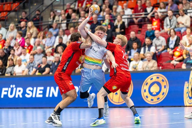 (L-R) Max Santos (TuS N-Luebbecke, 04), Max Schmidt (TSV Bayer Dormagen, 34), Henri Pabst (TuS N-Luebbecke, 25) GER, TuS N-Luebbecke vs. TSV Bayer Dormagen, Handball, 2. Bundesliga, 3. Spieltag, Spielzeit 2026 2027, 12.09.2026 GER, TuS N-Luebbecke vs. TSV Bayer Dormagen, Handball, 2. Bundesliga, 3. Spieltag, Spielzeit 2026 2027, 12.09.2026 Luebbecke Copyright: xEibner-Pressefoto JanxRollingerx EP_JSK