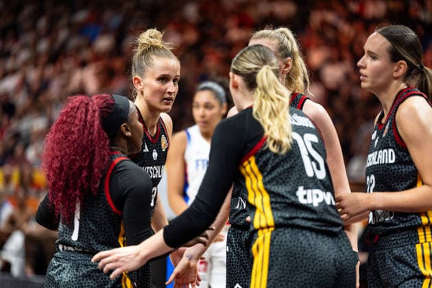 deutsche Mannschaft beim Huddle, Alexis Peterson (Deutschland, 01), Leonie Fiebich (Deutschland, 13), Luisa Geiselsoder (Deutschland, 15), Emily Bessoir (Deutschland, 22), GER, Frankreich vs. Deutschland, Basketball, FIBA Women s World Cup 2026, Halbfinale, 12.09.2026 GER, Frankreich vs. Deutschland, Basketball, FIBA Women s World Cup 2026, Halbfinale, 12.09.2026 Berlin Copyright: xEibner-Pressefoto MaxxVincenx EP_MVN