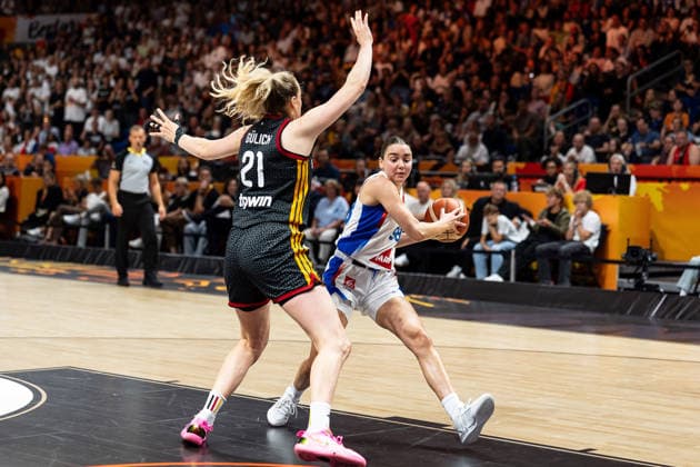 Pauline Astier (Frankreich, 98) im Dribbling, Marie Guelich (Deutschland, 21), GER, Frankreich vs. Deutschland, Basketball, FIBA Women s World Cup 2026, Halbfinale, 12.09.2026 GER, Frankreich vs. Deutschland, Basketball, FIBA Women s World Cup 2026, Halbfinale, 12.09.2026 Berlin Copyright: xEibner-Pressefoto MaxxVincenx EP_MVN