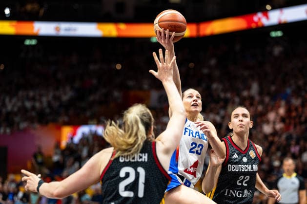 Marine Johannes (Frankreich, 23) beim Korbleger, Marie Guelich (Deutschland, 21), Emily Bessoir (Deutschland, 22), GER, Frankreich vs. Deutschland, Basketball, FIBA Women s World Cup 2026, Halbfinale, 12.09.2026 GER, Frankreich vs. Deutschland, Basketball, FIBA Women s World Cup 2026, Halbfinale, 12.09.2026 Berlin Copyright: xEibner-Pressefoto MaxxVincenx EP_MVN