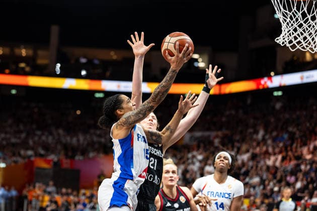 Gabby Williams (Frankreich, 15) beim Korbleger, Marie Guelich (Deutschland, 21), GER, Frankreich vs. Deutschland, Basketball, FIBA Women s World Cup 2026, Halbfinale, 12.09.2026 GER, Frankreich vs. Deutschland, Basketball, FIBA Women s World Cup 2026, Halbfinale, 12.09.2026 Berlin Copyright: xEibner-Pressefoto MaxxVincenx EP_MVN