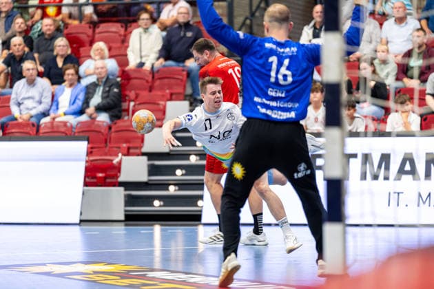 (L-R) Felix Boeckenholt (TSV Bayer Dormagen, 17) im Torwurf gegen Fredrik Genz (TuS N-Luebbecke, 16) GER, TuS N-Luebbecke vs. TSV Bayer Dormagen, Handball, 2. Bundesliga, 3. Spieltag, Spielzeit 2026 2027, 12.09.2026 GER, TuS N-Luebbecke vs. TSV Bayer Dormagen, Handball, 2. Bundesliga, 3. Spieltag, Spielzeit 2026 2027, 12.09.2026 Luebbecke Copyright: xEibner-Pressefoto JanxRollingerx EP_JSK