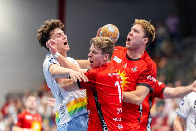 (L-R) Krischa Leis (TSV Bayer Dormagen, 07), Alexander Schulze (TuS N-Luebbecke, 14), Jacob Lundahl (TuS N-Luebbecke, 17) GER, TuS N-Luebbecke vs. TSV Bayer Dormagen, Handball, 2. Bundesliga, 3. Spieltag, Spielzeit 2026 2027, 12.09.2026 GER, TuS N-Luebbecke vs. TSV Bayer Dormagen, Handball, 2. Bundesliga, 3. Spieltag, Spielzeit 2026 2027, 12.09.2026 Luebbecke Copyright: xEibner-Pressefoto JanxRollingerx EP_JSK