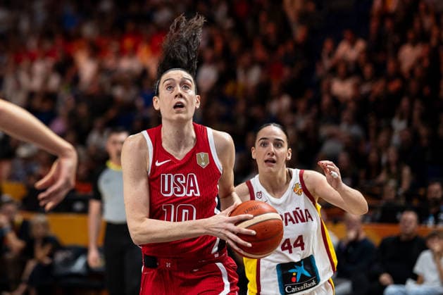 Breanna Stewart (USA, 10) am Ball, Iyana Martin (Spanien, 44), GER, Spanien vs. USA, Basketball, FIBA Women s World Cup 2026, Halbfinale, 12.09.2026 GER, Spanien vs. USA, Basketball, FIBA Women s World Cup 2026, Halbfinale, 12.09.2026 Berlin Copyright: xEibner-Pressefoto MaxxVincenx EP_MVN