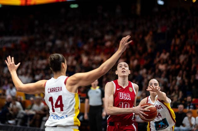 Maria Conde (Spanien, 10) am Ball, Raquel Carrera (Spanien, 14), Iyana Martin (Spanien, 44), GER, Spanien vs. USA, Basketball, FIBA Women s World Cup 2026, Halbfinale, 12.09.2026 GER, Spanien vs. USA, Basketball, FIBA Women s World Cup 2026, Halbfinale, 12.09.2026 Berlin Copyright: xEibner-Pressefoto MaxxVincenx EP_MVN