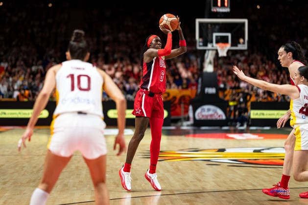 Rhyne Howard (USA, 06) beim Wurf, Maria Conde (Spanien, 10), GER, Spanien vs. USA, Basketball, FIBA Women s World Cup 2026, Halbfinale, 12.09.2026 GER, Spanien vs. USA, Basketball, FIBA Women s World Cup 2026, Halbfinale, 12.09.2026 Berlin Copyright: xEibner-Pressefoto MaxxVincenx EP_MVN
