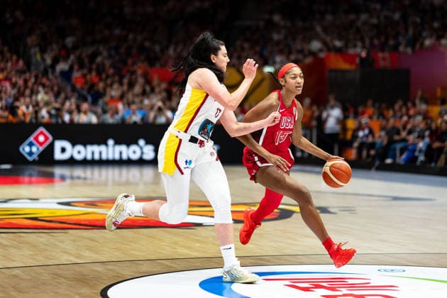 Angel Reese (USA, 15) im Dribbling, Megan Gustafson (Spanien, 17), GER, Spanien vs. USA, Basketball, FIBA Women s World Cup 2026, Halbfinale, 12.09.2026 GER, Spanien vs. USA, Basketball, FIBA Women s World Cup 2026, Halbfinale, 12.09.2026 Berlin Copyright: xEibner-Pressefoto MaxxVincenx EP_MVN