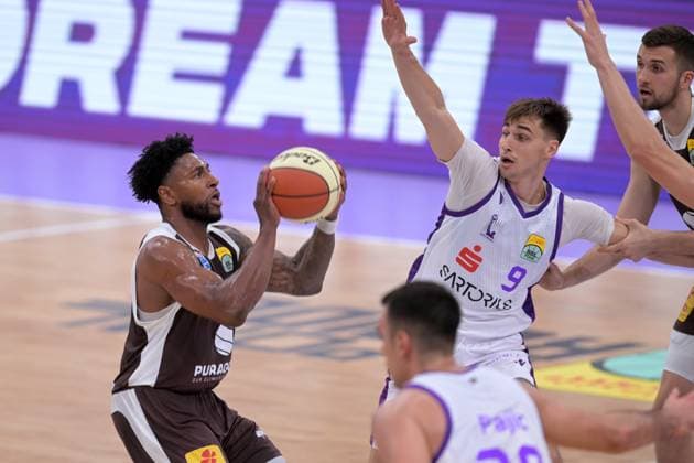 Anthony Gaines (Syntainics MBC 11) beim Wurf; Radvilas Kneizys (BG Goettingen 9) , GER, BG Goettingen - Syntainics MBC, Basketball BBL Pokal, 1. Runde, Saison 2026-2027, 12.09.2026. GER, BG Goettingen - Syntainics MBC, Basketball BBL Pokal, 1. Runde, Saison 2026-2027, 12.09.2026 Goettingen Copyright: xEibner-Pressefotox xRolandxSippelx EP_RSL