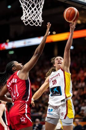 Alicia Florez (Spanien, 18) beim Korbleger, Aliyah Boston (USA, 14), GER, Spanien vs. USA, Basketball, FIBA Women s World Cup 2026, Halbfinale, 12.09.2026 GER, Spanien vs. USA, Basketball, FIBA Women s World Cup 2026, Halbfinale, 12.09.2026 Berlin Copyright: xEibner-Pressefoto MaxxVincenx EP_MVN