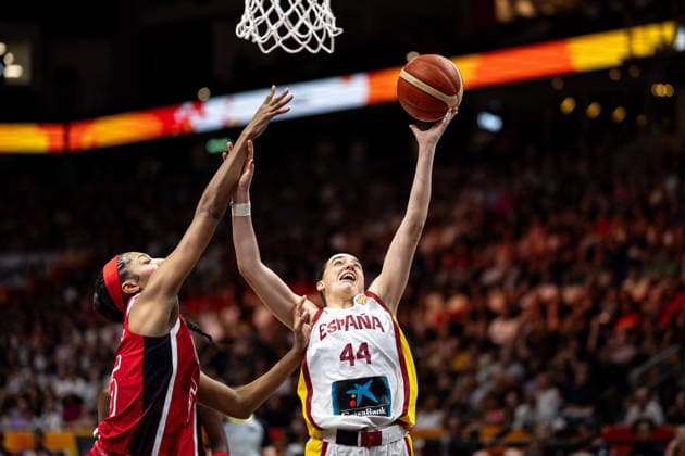 Iyana Martin (Spanien, 44) beim Korbleger, Angel Reese (USA, 15), GER, Spanien vs. USA, Basketball, FIBA Women s World Cup 2026, Halbfinale, 12.09.2026 GER, Spanien vs. USA, Basketball, FIBA Women s World Cup 2026, Halbfinale, 12.09.2026 Berlin Copyright: xEibner-Pressefoto MaxxVincenx EP_MVN
