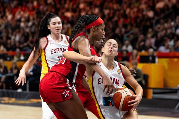 Maite Cazorla (Spanien, 05) am Ball, Angel Reese (USA, 15), GER, Spanien vs. USA, Basketball, FIBA Women s World Cup 2026, Halbfinale, 12.09.2026 GER, Spanien vs. USA, Basketball, FIBA Women s World Cup 2026, Halbfinale, 12.09.2026 Berlin Copyright: xEibner-Pressefoto MaxxVincenx EP_MVN