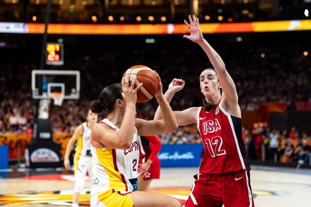 Caitlin Clark (USA, 12) in der Verteidigung gegen Elena Buenavida (Spanien, 02), GER, Spanien vs. USA, Basketball, FIBA Women s World Cup 2026, Halbfinale, 12.09.2026 GER, Spanien vs. USA, Basketball, FIBA Women s World Cup 2026, Halbfinale, 12.09.2026 Berlin Copyright: xEibner-Pressefoto MaxxVincenx EP_MVN