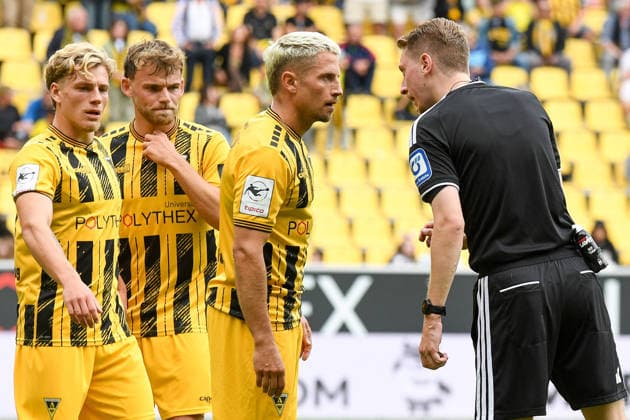 Lukas Scepanik (Alemannia Aachen, 7) reklamiert bei Ben Henry Urig (Schiedsrichter), beschwert sich, beschweren, meckern, pessimistisch, Action, Aktion, 12.09.2026, Aachen (Deutschland), Fussball, 3. Liga, TSV Alemannia Aachen - Jahn Regensburg, Fussball, 3. Liga, TSV Alemannia Aachen - Jahn Regensburg, DFB DFL REGULATIONS PROHIBIT ANY USE OF PHOTOGRAPHS AS IMAGE SEQUENCES AND OR QUASI-VIDEO.