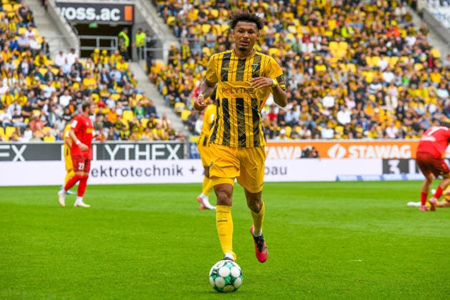 Joel da Silva Kiala (Alemannia Aachen, 37) am Ball, Spielszene, Freisteller, Ganzkörper, Einzelbild, Aktion, Action, 12.09.2026, Aachen (Deutschland), Fussball, 3. Liga, TSV Alemannia Aachen - Jahn Regensburg, Fussball, 3. Liga, TSV Alemannia Aachen - Jahn Regensburg, DFB DFL REGULATIONS PROHIBIT ANY USE OF PHOTOGRAPHS AS IMAGE SEQUENCES AND OR QUASI-VIDEO.