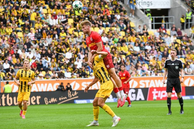 v.li.: Danilo Wiebe (Alemannia Aachen, 28), Malte Karbstein (Jahn Regensburg, 44), Kopfball, header, Zweikampf in der Luft, Aktion, Action, 12.09.2026, Aachen (Deutschland), Fussball, 3. Liga, TSV Alemannia Aachen - Jahn Regensburg, Fussball, 3. Liga, TSV Alemannia Aachen - Jahn Regensburg, DFB DFL REGULATIONS PROHIBIT ANY USE OF PHOTOGRAPHS AS IMAGE SEQUENCES AND OR QUASI-VIDEO.