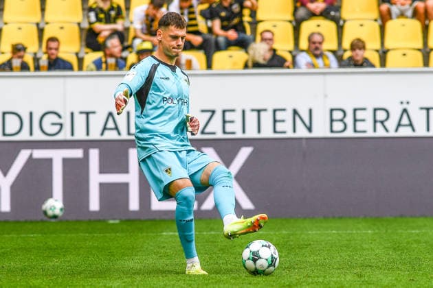 Stefan Bajic (Torwart Alemannia Aachen, 23) am Ball, Spielszene, Freisteller, Ganzkörper, Einzelbild, Aktion, Action , 12.09.2026, Aachen (Deutschland), Fussball, 3. Liga, TSV Alemannia Aachen - Jahn Regensburg, Fussball, 3. Liga, TSV Alemannia Aachen - Jahn Regensburg, DFB DFL REGULATIONS PROHIBIT ANY USE OF PHOTOGRAPHS AS IMAGE SEQUENCES AND OR QUASI-VIDEO.